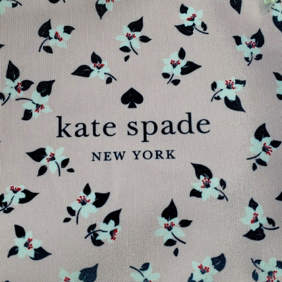 Kate Spade Pouch 👝 - Picture 3 of 5